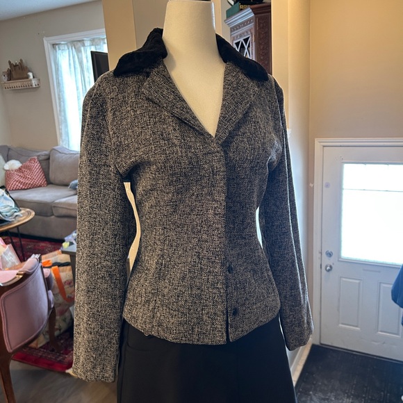 Vintage Women's Gray Jacket with Black Fur Collar - Picture 3 of 6